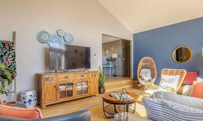Burnips House | Stunning 4 Beds and 5 Baths with Indoor Fireplace