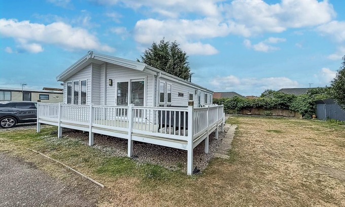 Kessingland Cabin | Stunning 4 berth lodge with decking at Breydon Water in Norfolk ref 10094B