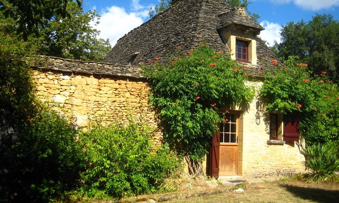 Thonac Cottage | Stunning 4 star cottage near Montignac with large private pool & WIFI.