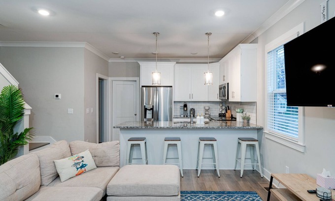Lakewood House | Stunning 4-Story 4 BDR Home on Cumberland River w/Rooftop Deck – Walk to Dining