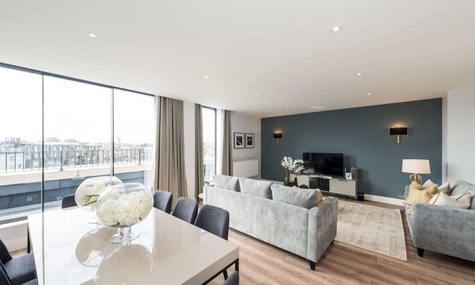 Kensington Apartment | Stunning 4BD Duplex Apartment in Earls Court with Terrace!