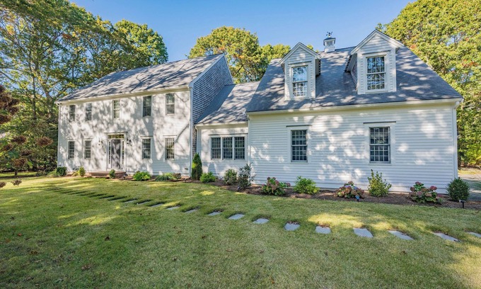 Forestdale House | Stunning 4BD sleeps 12, 2.5BA, AC, 1/2mile to Snake Pond
