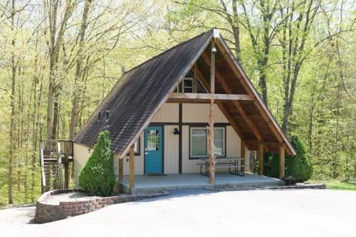 Bloomington Other | Stunning 4BR Cabin Retreat with Expansive Deck