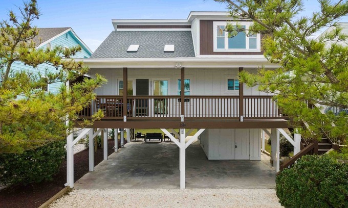 Ocean Isle Beach Cottage | Stunning 4BR House with Hot Tub & Putting Green - the Ultimate Coastal Retreat