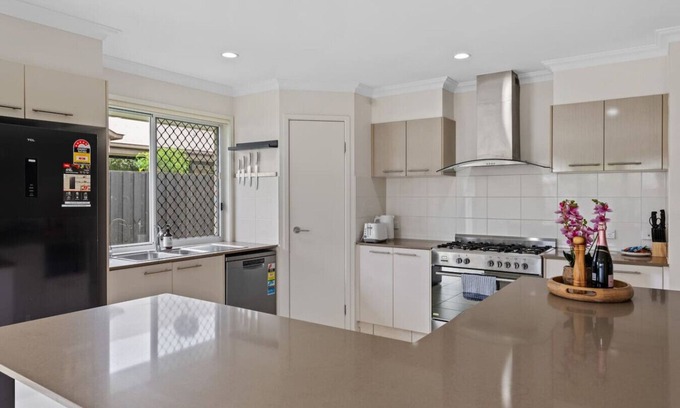 Coomera House | Stunning 4BR Home w/Yard/Parking/Costco/ThemePark
