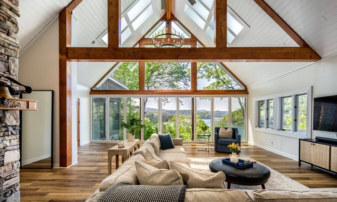 Glenville House | Stunning 4BR Retreat, Deck, Ping Pong, Near Marina