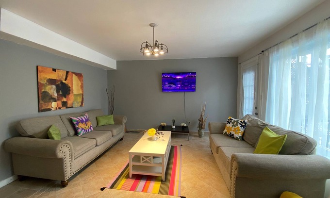 Cote-Saint-Paul House | Stunning 5-Bdrm Home, Gorgeous & Renovated, near Canal Lachine, family size