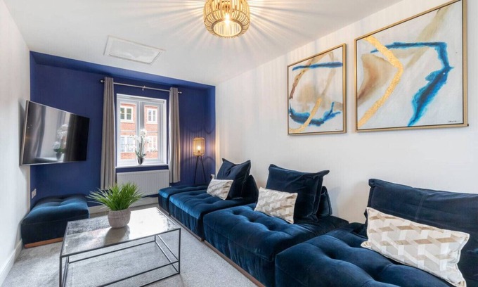 Cheltenham House | Stunning 5-Bedroom 4-Bath Home with Parking