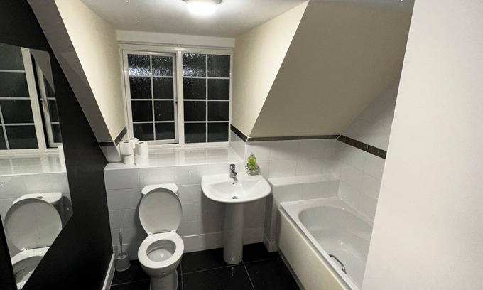 Peterborough House | Stunning 5-Bed House in Peterborough, host 15 g