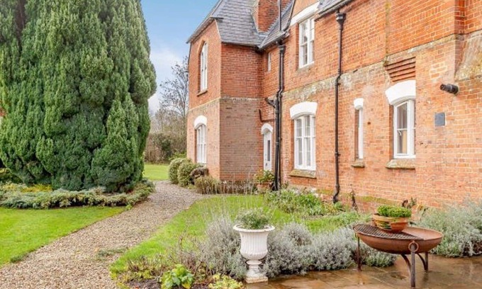 West Challow House | Stunning 5 bed Old Vicarage in West Challow, Oxfordshire (with stable/paddock)