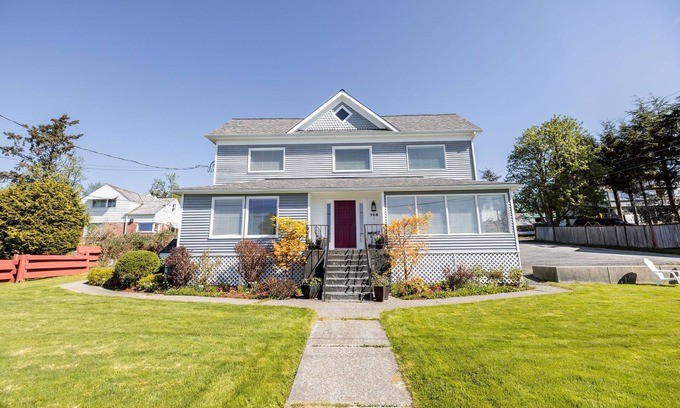 Sitka House | Stunning 5 Bedroom, 4 Bathroom Home Located Downtown