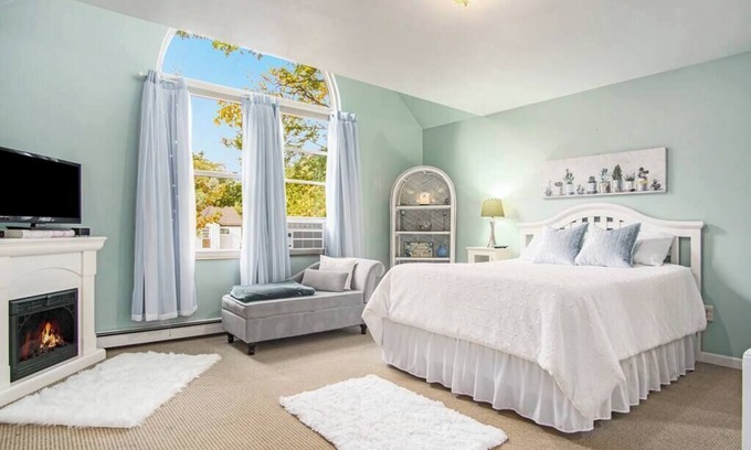 Ludington House | Stunning 5 Bedroom home blocks from Lake Michigan!
