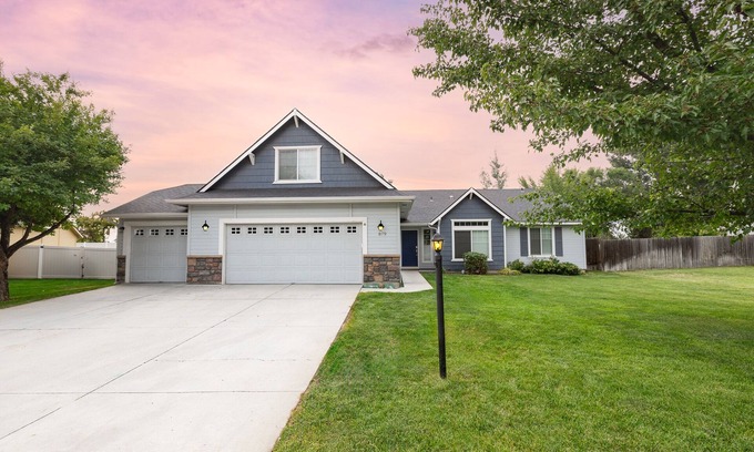 Meridian House | Stunning, 5 bedroom house in Meridian, with pool access!