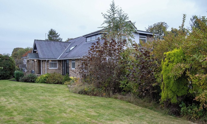 Rochdale House | Stunning 5-Bedroom Retreat with Bar, Hot Tub, and Expansive Garden