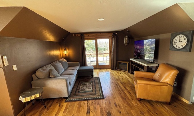 Minnetonka House | *STUNNING!* 5 Star! Modern cottage/cabin getaway Lake Minnetonka/Wayzata