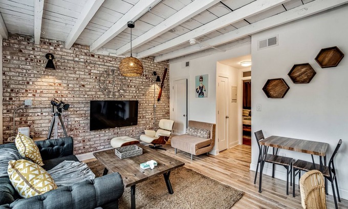 Powelton Village House | Stunning 5BDR-5BTH Duplex w/Outdoor Space Sleeps16