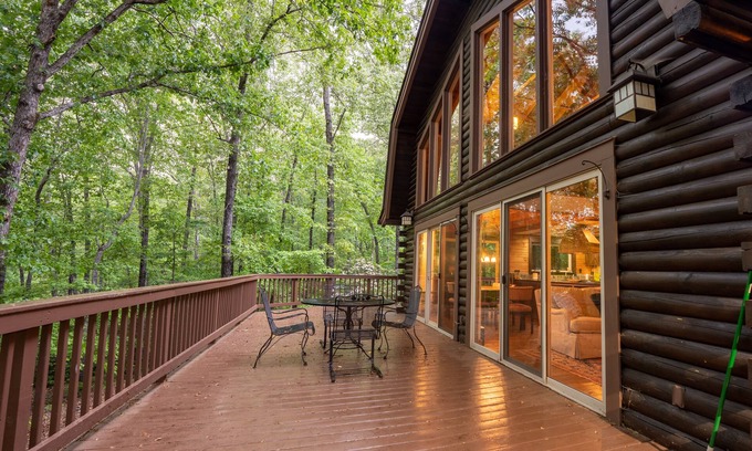 Cleveland Cabin | Stunning 5BR Lodge - Hot Tub & Table Rock Views