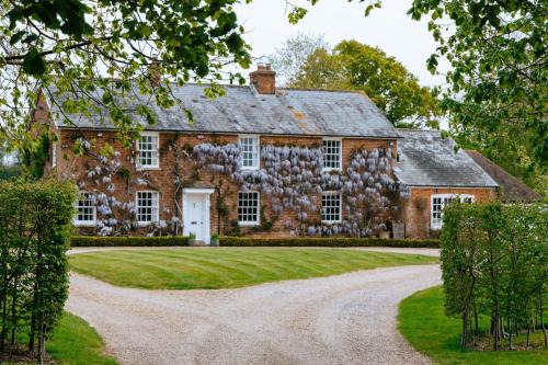 Abbess Roding House | Stunning 6-bed country house with heated pool