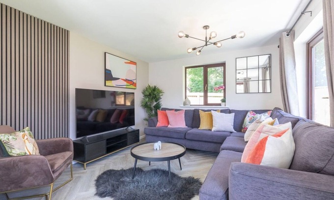 Cheltenham House | Stunning 6-Bed Home in Cheltenham with Hot Tub