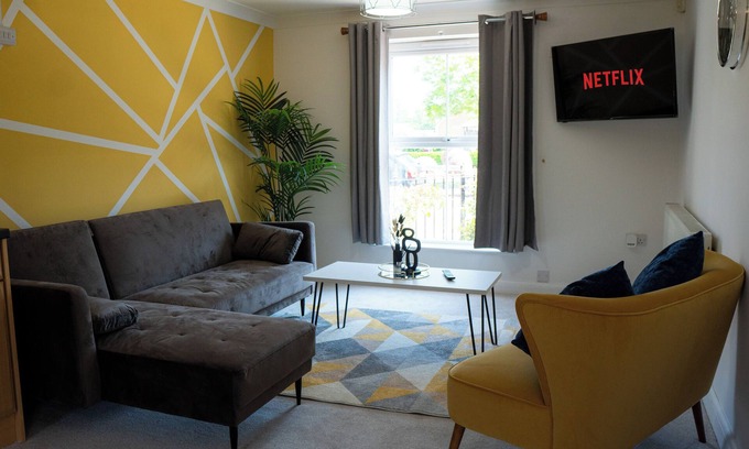 Bletchley House | Stunning 6-Bed House in Milton Keynes