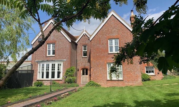 Hellingly House | Stunning 6 Bedroom Farmhouse in Hellingly