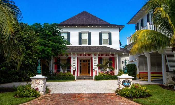 Old Fort Bay House | Stunning 6 bedroom on canal, pool, golf cart & optional Old Fort Bay Club access