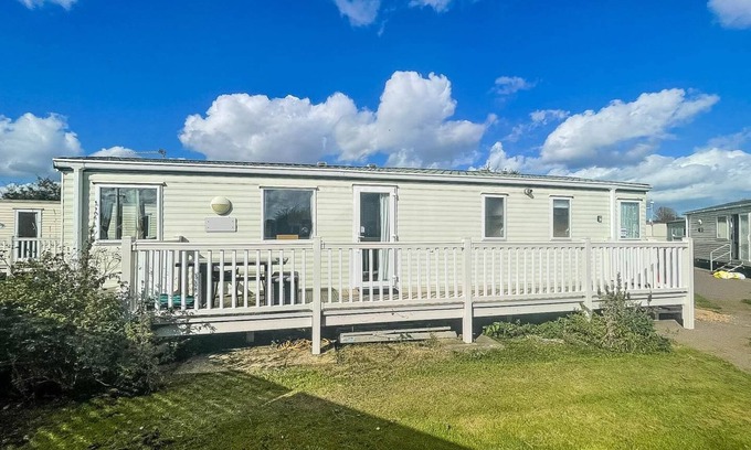 Scratby House | Stunning 6 berth caravan for hire in Norfolk, close to the beach, ref 19129S