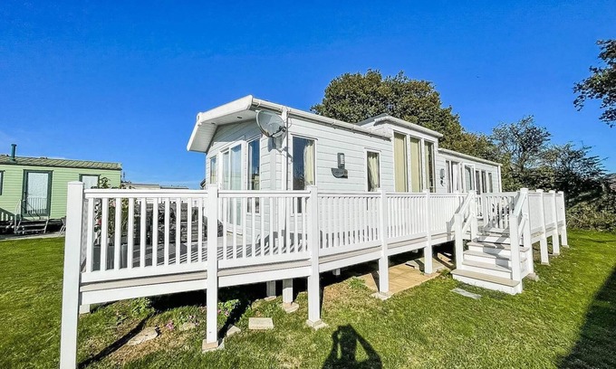 Clacton-on-Sea House | Stunning 6 berth caravan with decking at Valley Farm Holiday Park ref 46682B
