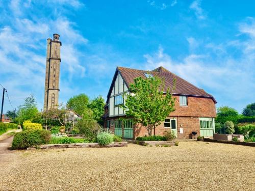 New Forest District House | Stunning 7 Bedroom Escape Near New Forest and Beach - Large Garden - Serene Setting - Sleeps 14