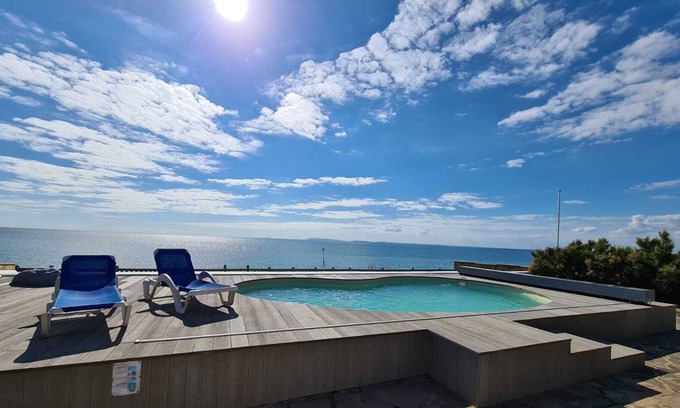 Selsey House | Stunning 7 bedroom Beach House & Annex Swimming Pool Hot Tub Aga Fire Games room