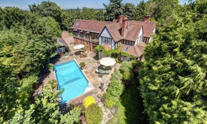 Drayton House | Stunning 8 bed property with pool! Pet friendly! Easy routes to london!