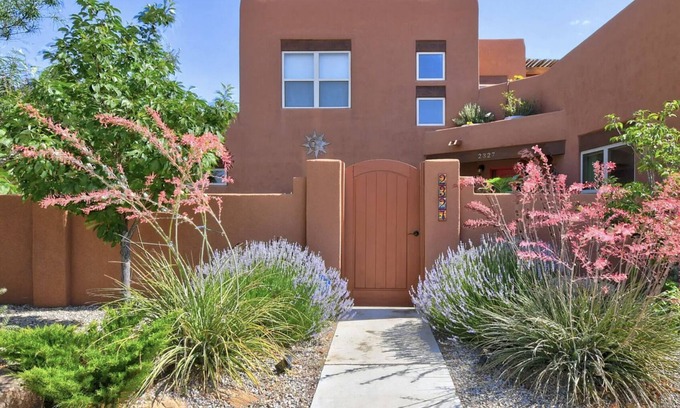 Mesa Del Sol Innovation Park House | Stunning Albuquerque Adobe house mins from NETFLIX studio