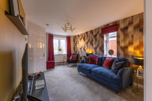 Pinxton Apartment | Stunning and Bright 3-bed Home in Nottingham by Renzo, Free Parking, Next to M1!