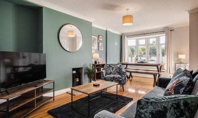 Clapham Apartment | Stunning and modern house with free parking plenty of space and an outdoor garden to enjoy presented by Our Home Short Stays