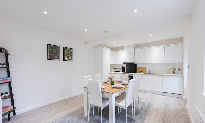 Newark Apartment | Stunning Apartment | Free Parking | Great Location