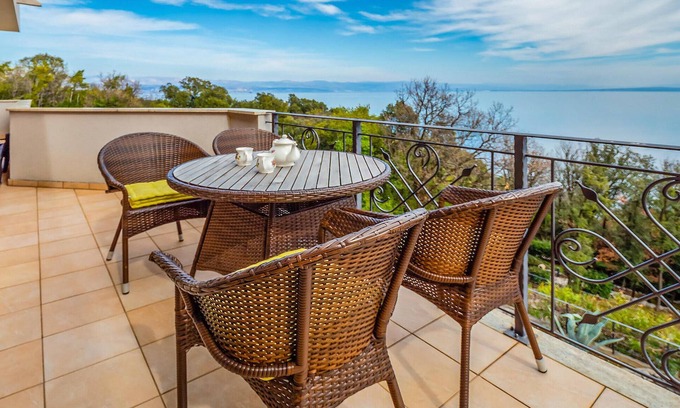 Donji Kraj Apartment | Stunning apartment in Moscenicka Draga