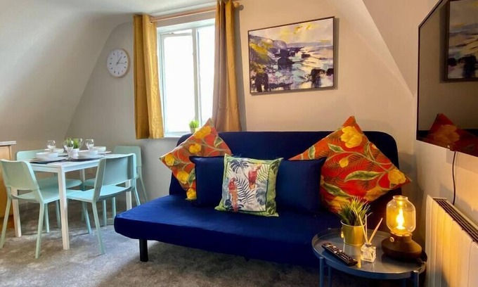 Westbourne Condo | Stunning Apartment - 5 minute walk to the beach!