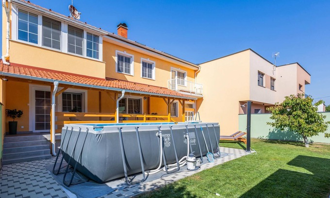 Osijek Apartment | Stunning apartment in Visnjevac with sauna