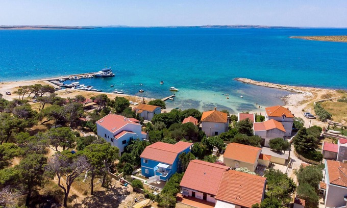 Kosljun Apartment | Stunning apartment in Kosljun with WiFi