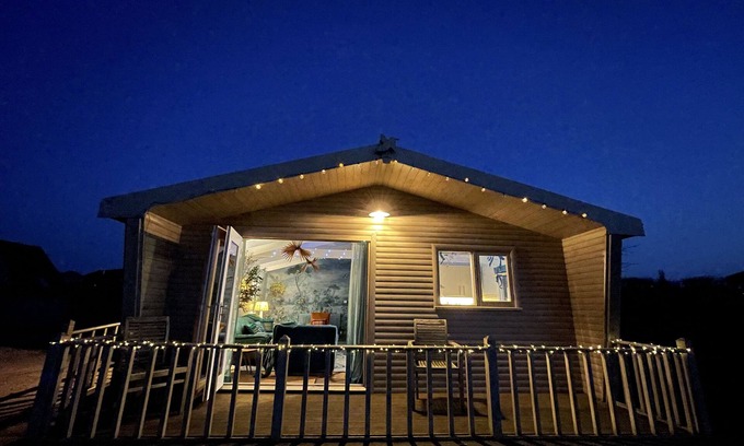 Gumley Cabin | Stunning Award Winning Lakeside Lodge perfect for fishing