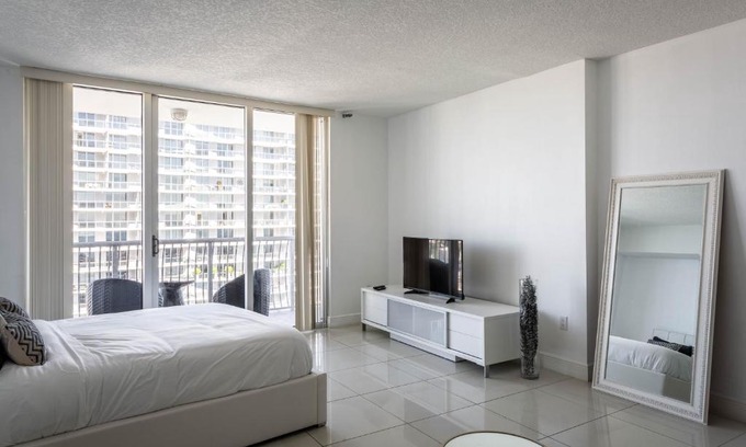 Edgewater Apartment | Stunning Bay View Studio