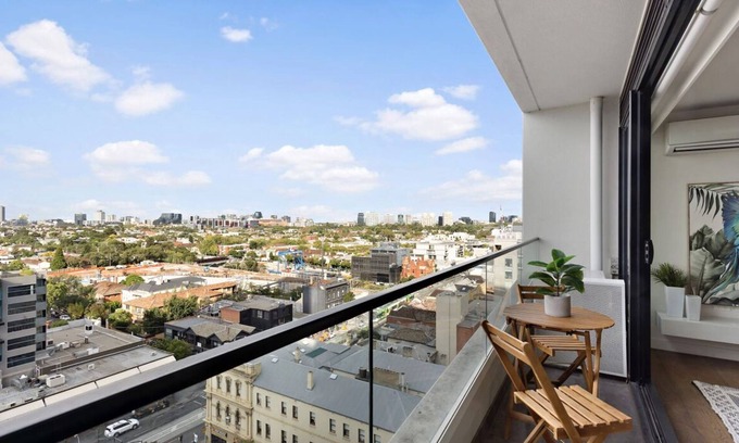 South Yarra Apartment | Stunning Bay Views & Central South Yarra Location