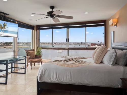Central Mission Beach House | Stunning Bayfront condo with gorgeous views, garage, massive roof deck & AC - dogs welcome!