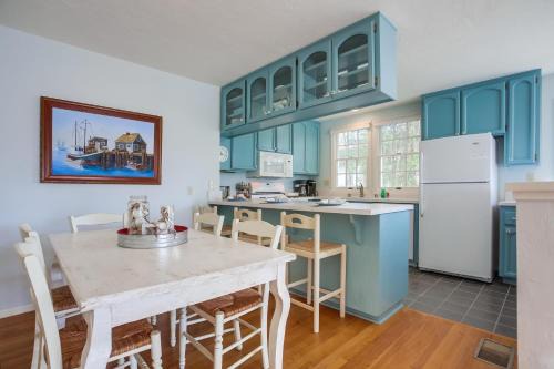 South Mission Beach House | Stunning Beach Home - Steps to the Bay,Beach, &Boardwalk w Grill & Patios