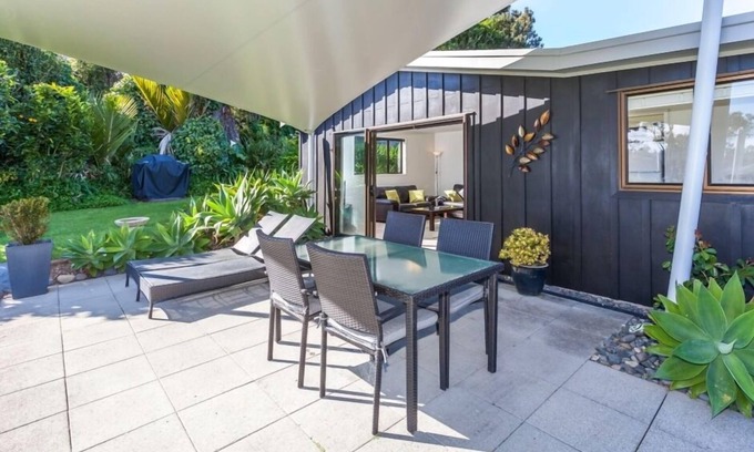 Hot Water Beach House | Stunning beach house within stone’s throw of the beach