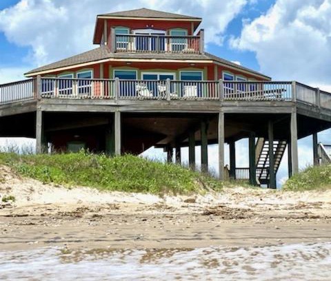 Gilchrist House | Stunning Beachfront 3 Bedroom Home, CoralMoonBeach
