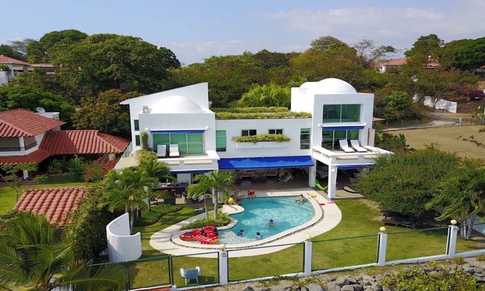 El Farallon del Chiru House | STUNNING BEACHFRONT PROPERTY. CHARMING, PRIVATE, UNIQUE.