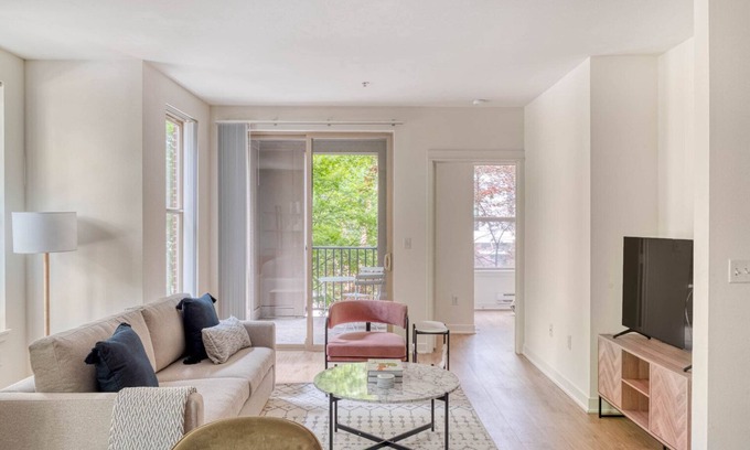 Northwest Bellevue Apartment | Stunning Bellevue 2BR w/Gym, W/D & Lounge, near Shops, by Blueground