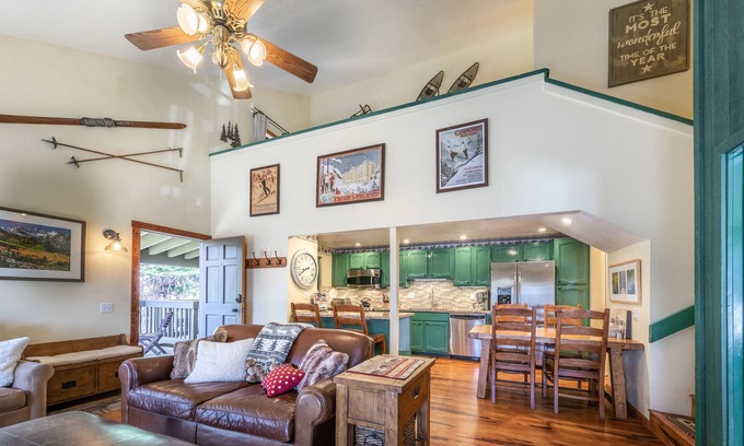 Mammoth Lakes Condo | Stunning boutique mountain condo near Village and Gondola