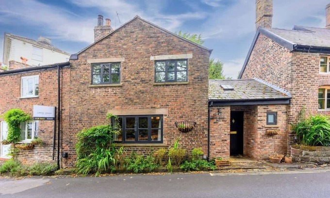 Trafford House | Stunning Bowdon Cottage by City SuperHost